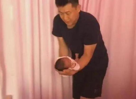全身寫滿小心翼翼！新手爸爸「第一次抱寶寶」五官都在用力，剛到手就「急還護士」網友笑翻：寶寶燙手啊