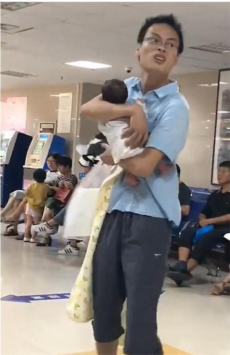 全身寫滿小心翼翼！新手爸爸「第一次抱寶寶」五官都在用力，剛到手就「急還護士」網友笑翻：寶寶燙手啊