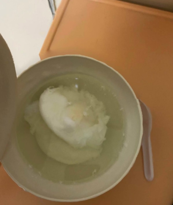 天兵尪陪產「喝光桌上蛋湯」大讚：婦產科真貼心！網友全笑翻「曝背後真相」冷汗直流：老公還活著嗎