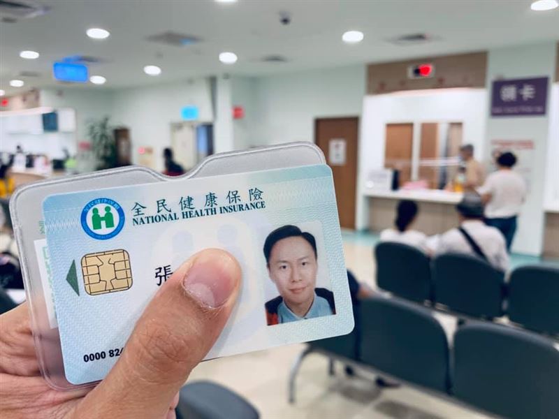 台灣醫療好棒！愛台男星「首用健保卡」高喊：連看病都幸福　「大讚與眾不同之處」感動激推