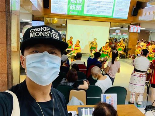 台灣醫療好棒！愛台男星「首用健保卡」高喊：連看病都幸福　「大讚與眾不同之處」感動激推