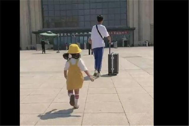 我不捨得你！哥哥要出遠門上學「相差15歲妹妹」追到火車站　下秒「溫馨場面」暖化網友：眼淚掉下來了
