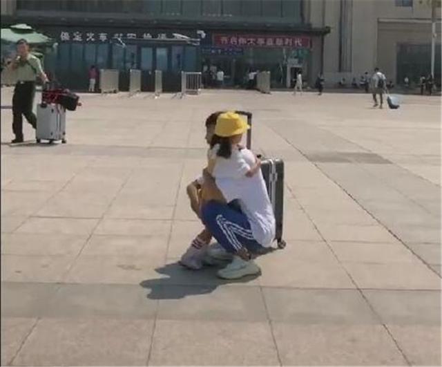 我不捨得你！哥哥要出遠門上學「相差15歲妹妹」追到火車站　下秒「溫馨場面」暖化網友：眼淚掉下來了