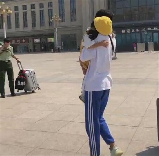 我不捨得你！哥哥要出遠門上學「相差15歲妹妹」追到火車站　下秒「溫馨場面」暖化網友：眼淚掉下來了