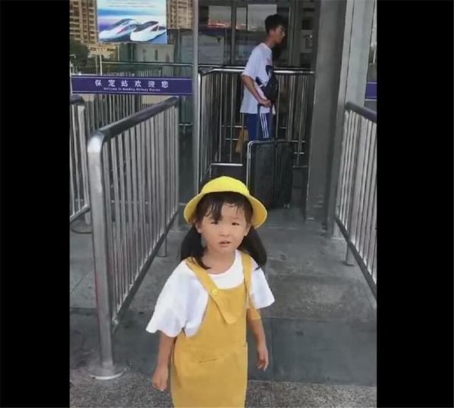 我不捨得你！哥哥要出遠門上學「相差15歲妹妹」追到火車站　下秒「溫馨場面」暖化網友：眼淚掉下來了