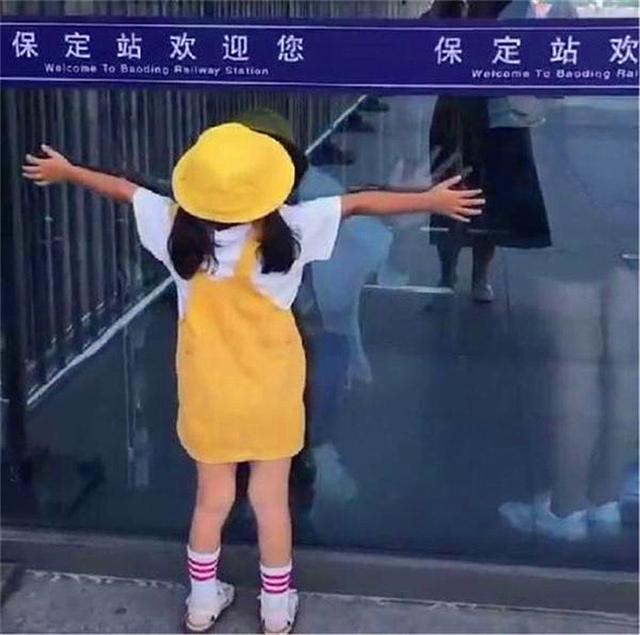 我不捨得你！哥哥要出遠門上學「相差15歲妹妹」追到火車站　下秒「溫馨場面」暖化網友：眼淚掉下來了