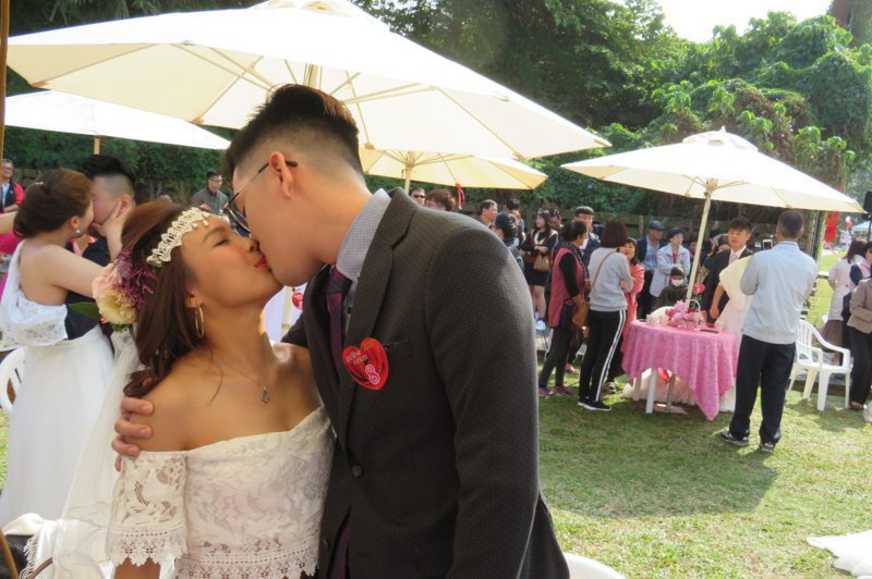免爸媽同意！行政院今修法「滿18歲能自主結婚」掀兩派論戰　父母憂延伸出問題：「孩子才高中欸」