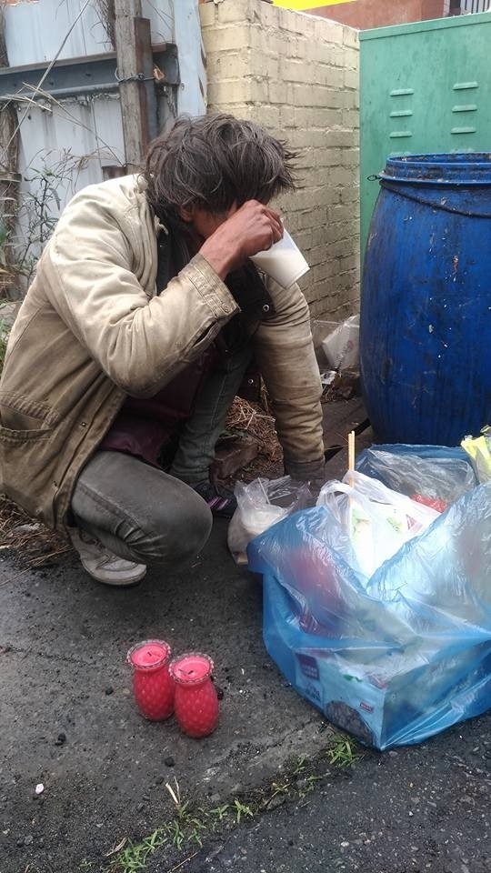 街友路邊喊餓！網友「決定買麵包助他」還多給50元　離開前「回頭多看一眼」愣了：好心被雷親