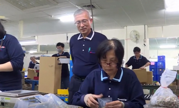 全台最暖老闆替員工「還清300萬債務」　雇用身障員工喊話「有困難找公司」福利好到大家不想走