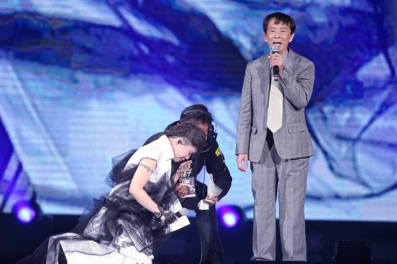 從沒為自己活！詹雅雯「20歲出道扛家計」四處奔波終於還完債　「茹素20年」不再執著：不捨爸爸一人吃飯