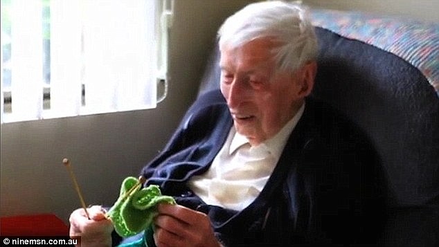 可愛到難以忽視！109歲人瑞阿公「替企鵝編織針織衫」　一換上「小企鵝秒變名模」：都是為了保護牠們