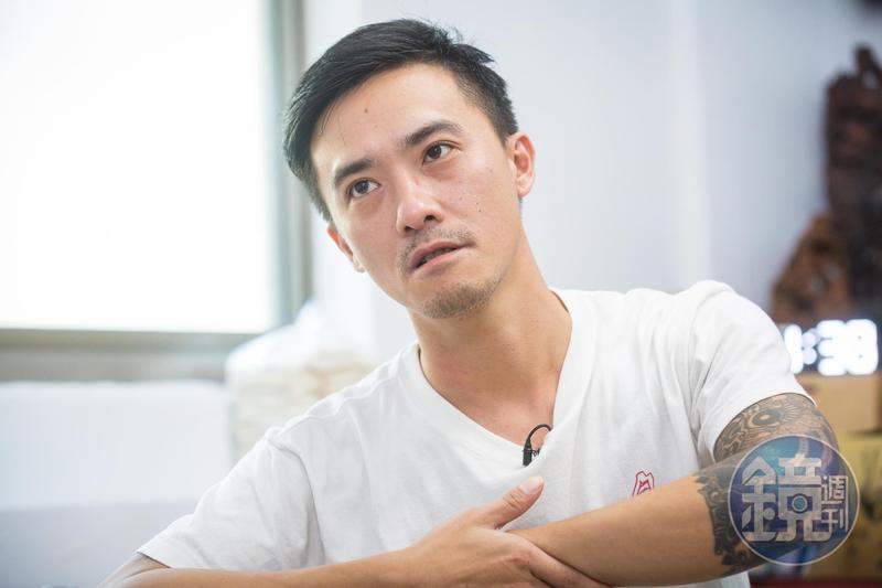 養的大過天！養子不懂父母恩「得知身世無法接受離家」　多年後成人父「浪子回頭悟孝道」：這輩子都要報恩