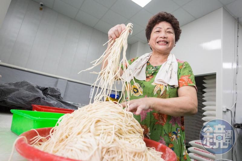 養的大過天！養子不懂父母恩「得知身世無法接受離家」　多年後成人父「浪子回頭悟孝道」：這輩子都要報恩