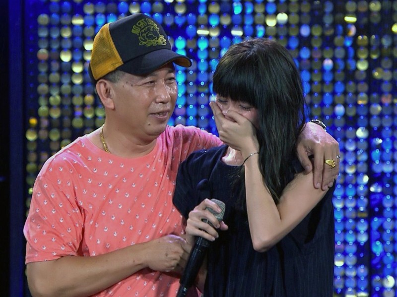 闖歌壇只求爸爸肯定！李千娜「單親渴望關愛」無奈變父女心結　舞台破冰「終知老爸心聲」相擁淚崩