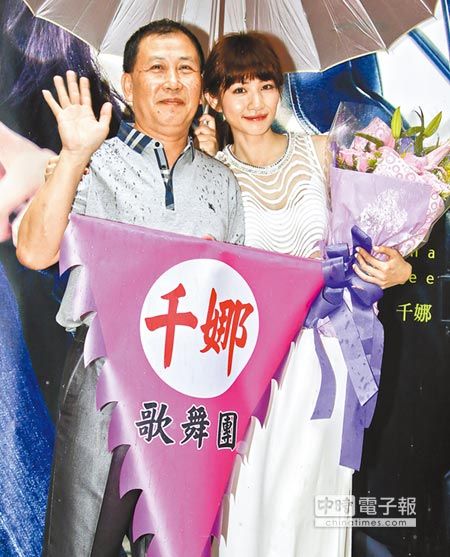 闖歌壇只求爸爸肯定！李千娜「單親渴望關愛」無奈變父女心結　舞台破冰「終知老爸心聲」相擁淚崩