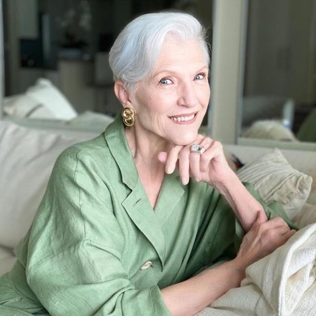 世界最美阿嬤！特特斯拉CEO媽媽「72歲稱霸名模界」從不怕老去　「滿頭白髮氣質超美」穿搭爆紅全網