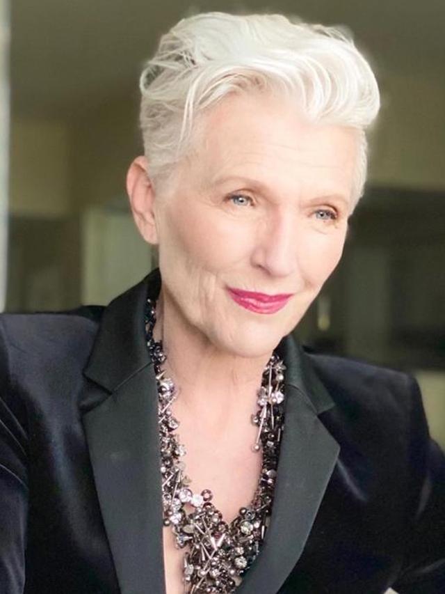 世界最美阿嬤！特特斯拉CEO媽媽「72歲稱霸名模界」從不怕老去　「滿頭白髮氣質超美」穿搭爆紅全網