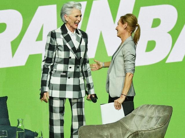 世界最美阿嬤！特特斯拉CEO媽媽「72歲稱霸名模界」從不怕老去　「滿頭白髮氣質超美」穿搭爆紅全網
