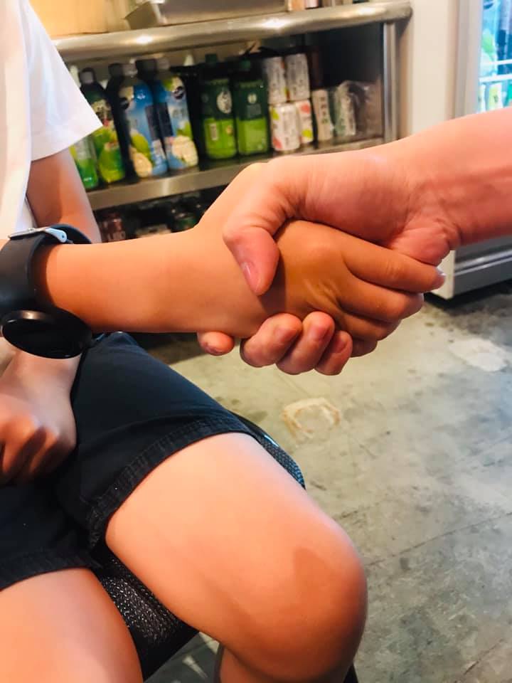 覺得好玩！小三童「把清潔劑倒魚缸」11條魚秒掛掉　媽花1個半小時「哭著帶兒子登門」店家：教育很棒