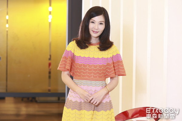 57歲玉女單身不婚！獨居「意外摔斷手」三餐靠1通電話解決　「感慨真的力不從心」怕無人幫推輪椅