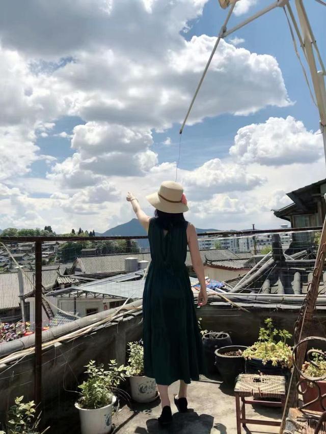 每個認真生活的日子，都很耀眼！她「與14年初戀結婚」父母成愛的榜樣：孩子的純真，是靠爸媽負重前行