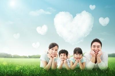 每個認真生活的日子，都很耀眼！她「與14年初戀結婚」父母成愛的榜樣：孩子的純真，是靠爸媽負重前行