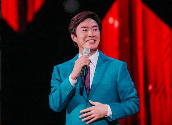 母子同住56年！費玉清演唱會「必留位子給已逝母」哽咽：相信她會看到　「照顧媽媽有遺憾」至今自責不已