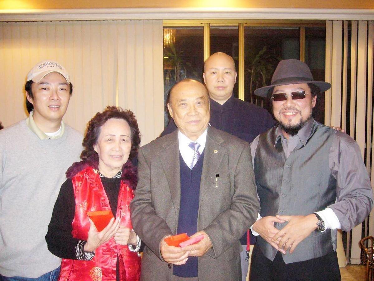 母子同住56年！費玉清演唱會「必留位子給已逝母」哽咽：相信她會看到　「照顧媽媽有遺憾」至今自責不已