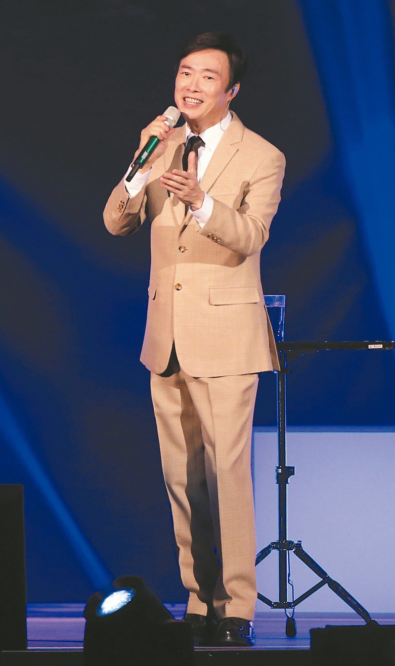 母子同住56年！費玉清演唱會「必留位子給已逝母」哽咽：相信她會看到　「照顧媽媽有遺憾」至今自責不已
