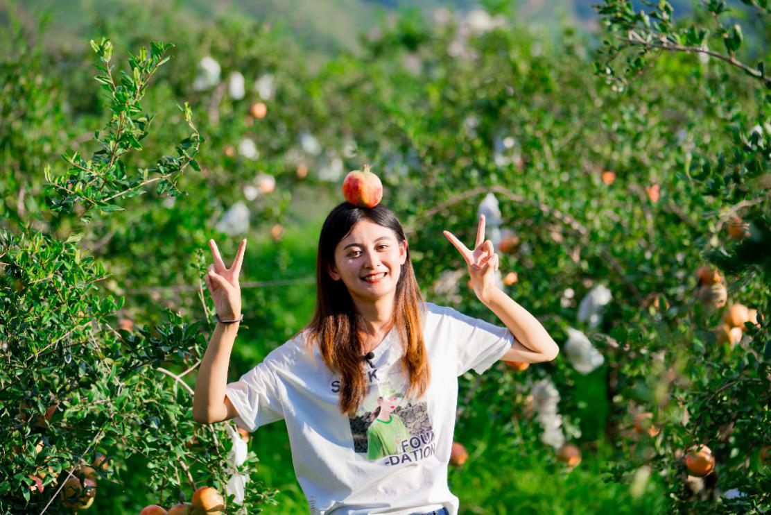 全村人的驕傲！亮麗空姐轉念「辭職回鄉賣水果」每年狂賺上億　回饋鄉親「助孩子走出山中」人美心也美　