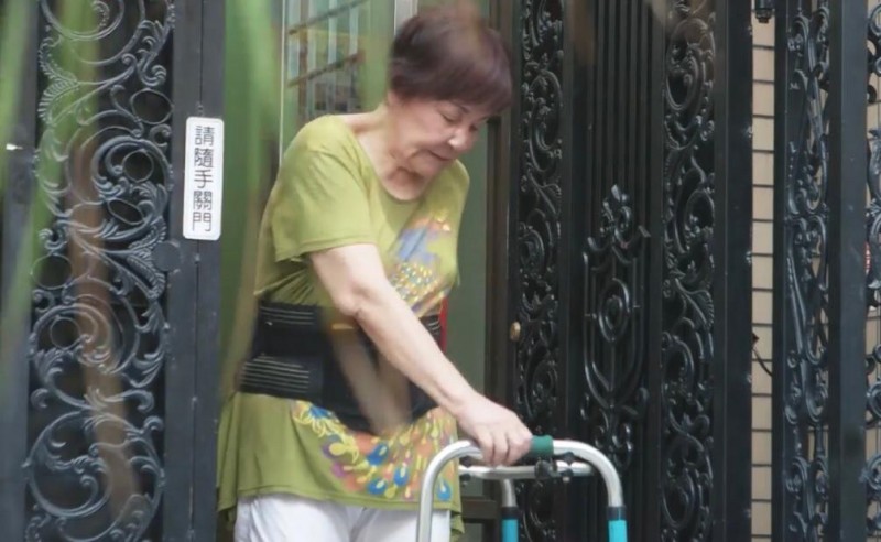 75歲重新站起來！群星會歌后「行動不便20年」靠領低收補助　好友相伴治療「往下一看雙腳」她激動：好像在作夢