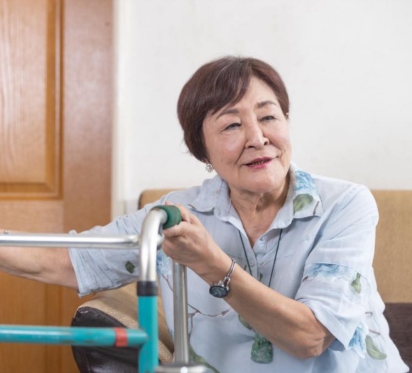 75歲重新站起來！群星會歌后「行動不便20年」靠領低收補助　好友相伴治療「往下一看雙腳」她激動：好像在作夢