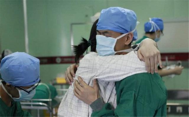 奇葩老公！夫堅持陪產「過程中突然倒下」　產婦生到一半喊「先救我老公」得知真相好氣又好笑