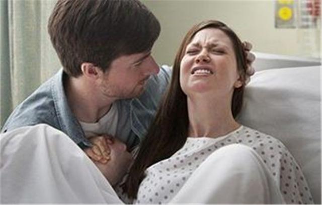 奇葩老公！夫堅持陪產「過程中突然倒下」　產婦生到一半喊「先救我老公」得知真相好氣又好笑