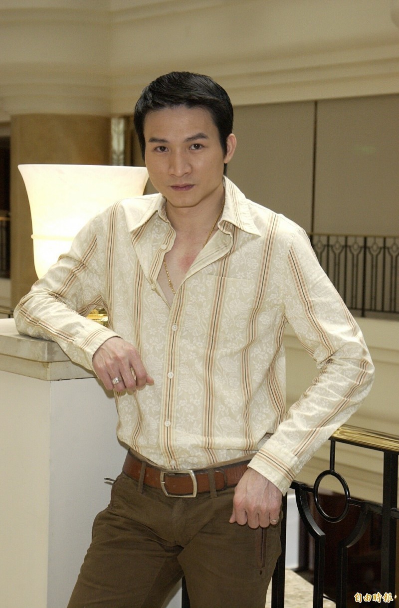 為妻小站起來！秦楊「投資失利1億全沒」賣透天厝租屋過活　對太太甜喊「你老公不會倒」感謝從沒埋怨他