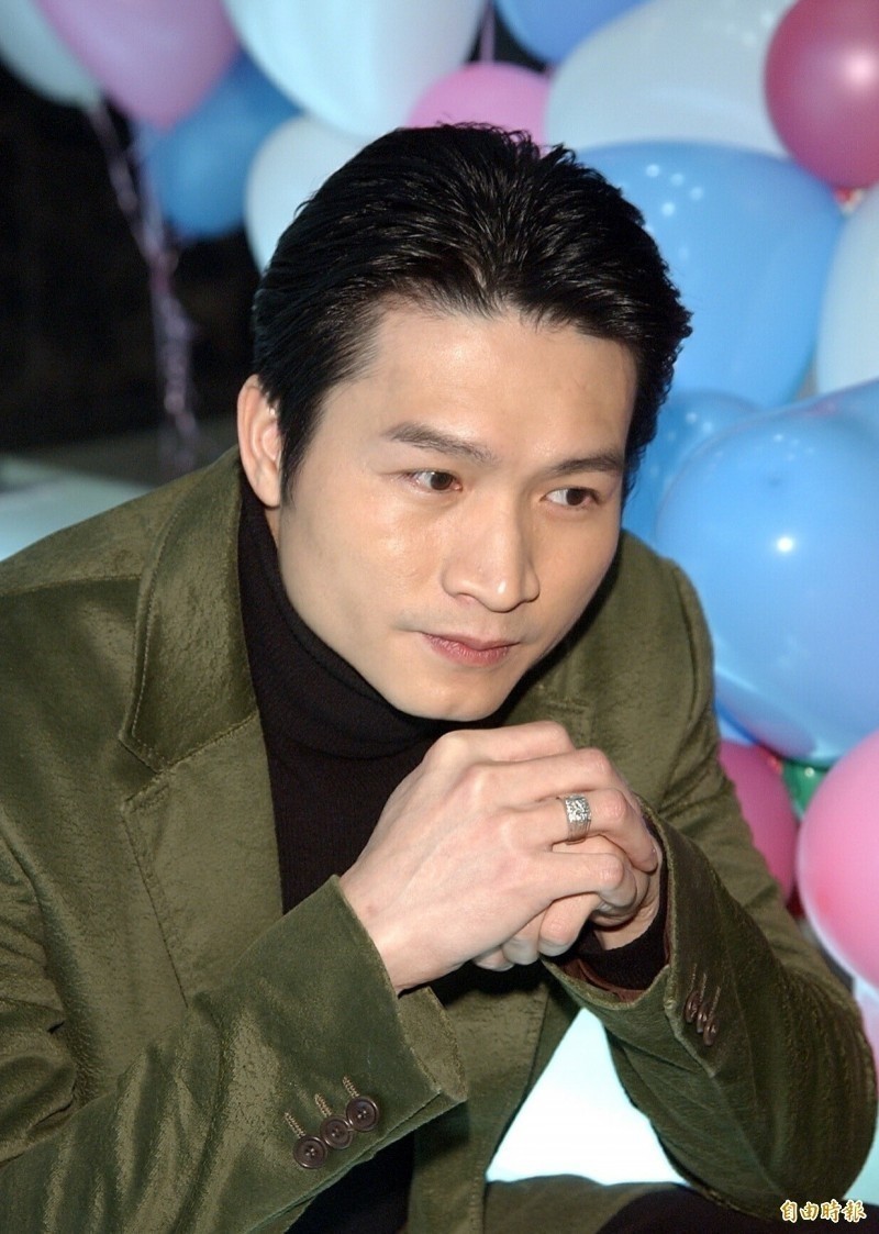 為妻小站起來！秦楊「投資失利1億全沒」賣透天厝租屋過活　對太太甜喊「你老公不會倒」感謝從沒埋怨他