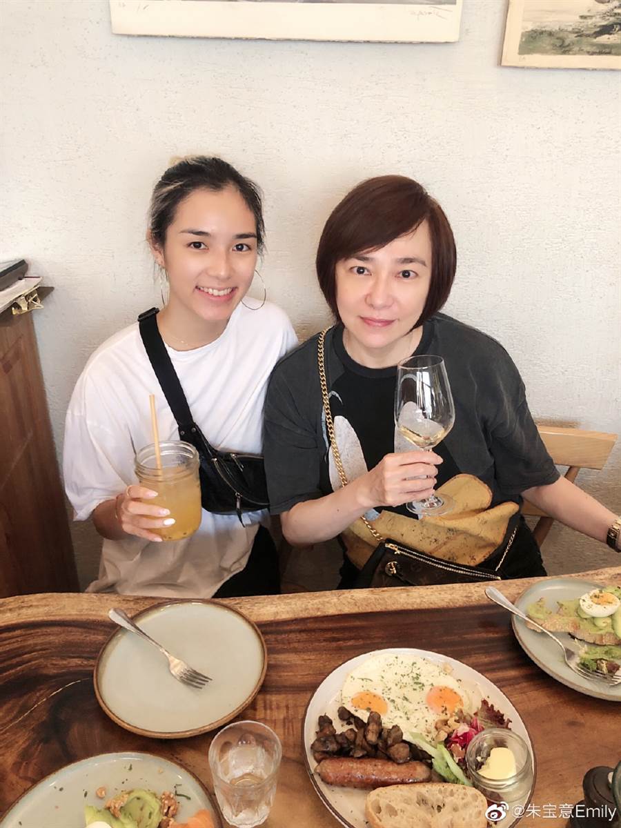 富商騙婚產女！《英雄本色》朱寶意「受情傷消失27年」再露面　「曬61歲母女合照」凍齡似姐妹