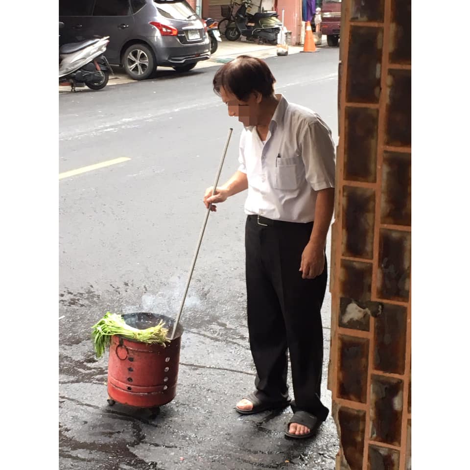 普渡燒金紙！見鄰居阿伯「金爐多了把空心菜」超奇葩　專家曝「為了好兄弟」揭台灣習俗：長知識了