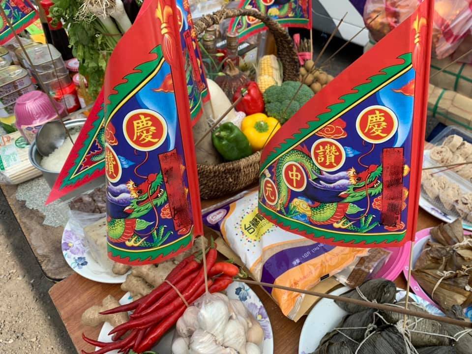 普渡燒金紙！見鄰居阿伯「金爐多了把空心菜」超奇葩　專家曝「為了好兄弟」揭台灣習俗：長知識了