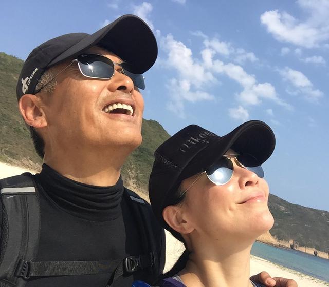 母親去世後罕露面！周潤發攜女友人上山運動　滿頭白髮「與粉絲親切合影」完美身材不輸鮮肉