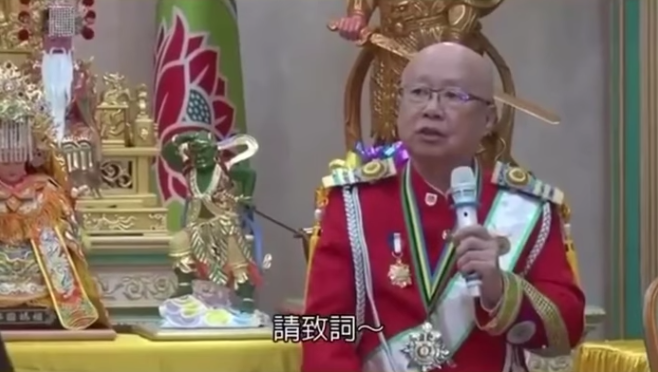 神明代言人？自稱聖皇新天公「準備接玉皇大帝」信徒狂膜拜　降靈儀式「乩身不小心凸槌」自己也笑場