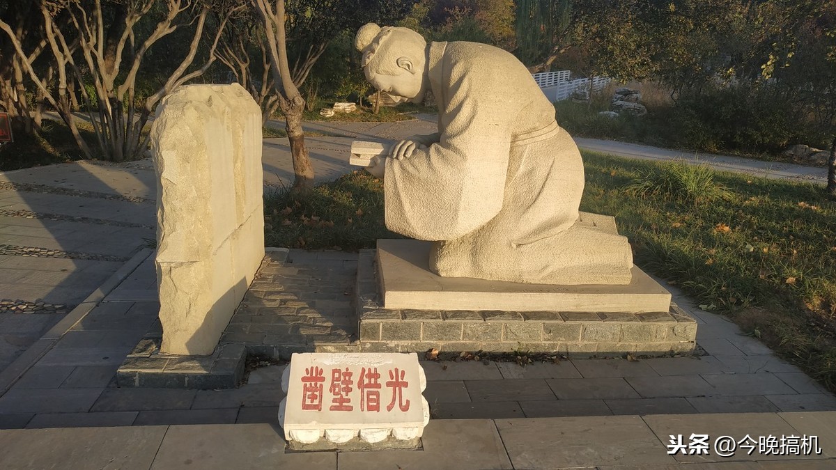 不畏艱難也要學習！清寒學生家裡沒網路「天天到頂樓借WiFi上課」 　無畏冷風苦讀「成果出爐改變命運」