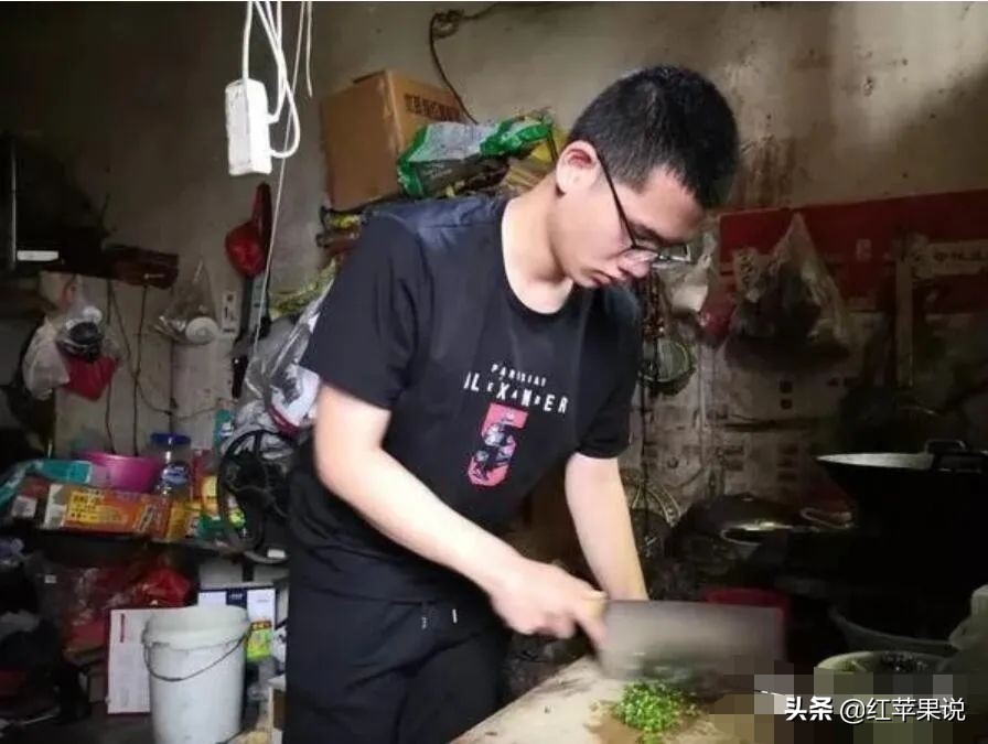不畏艱難也要學習！清寒學生家裡沒網路「天天到頂樓借WiFi上課」 　無畏冷風苦讀「成果出爐改變命運」