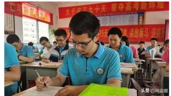 不畏艱難也要學習！清寒學生家裡沒網路「天天到頂樓借WiFi上課」 　無畏冷風苦讀「成果出爐改變命運」
