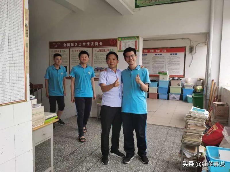 不畏艱難也要學習！清寒學生家裡沒網路「天天到頂樓借WiFi上課」 　無畏冷風苦讀「成果出爐改變命運」