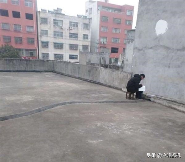 不畏艱難也要學習！清寒學生家裡沒網路「天天到頂樓借WiFi上課」 　無畏冷風苦讀「成果出爐改變命運」