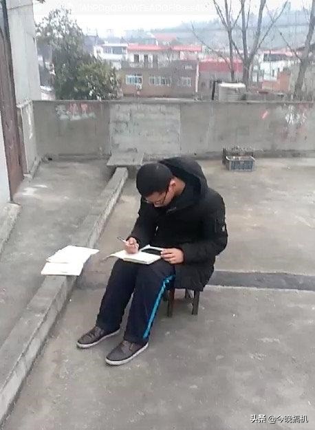不畏艱難也要學習！清寒學生家裡沒網路「天天到頂樓借WiFi上課」 　無畏冷風苦讀「成果出爐改變命運」
