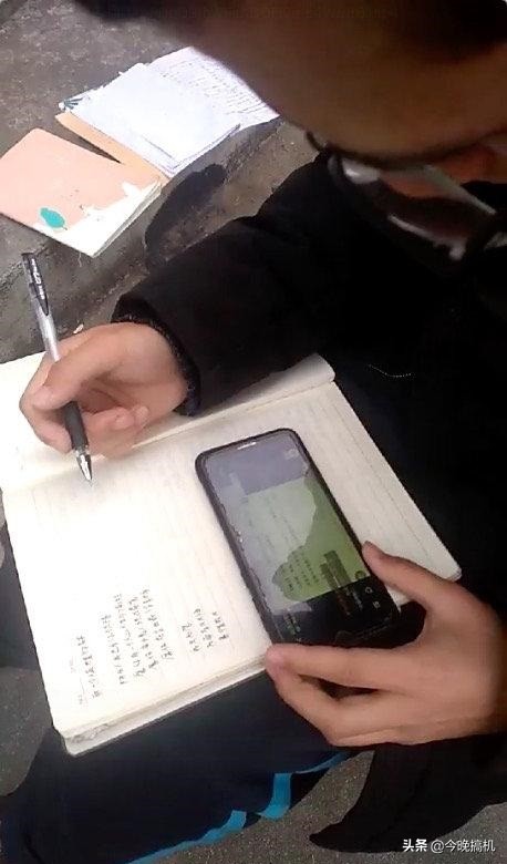 不畏艱難也要學習！清寒學生家裡沒網路「天天到頂樓借WiFi上課」 　無畏冷風苦讀「成果出爐改變命運」