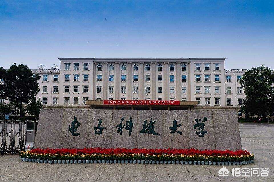 不畏艱難也要學習！清寒學生家裡沒網路「天天到頂樓借WiFi上課」 　無畏冷風苦讀「成果出爐改變命運」