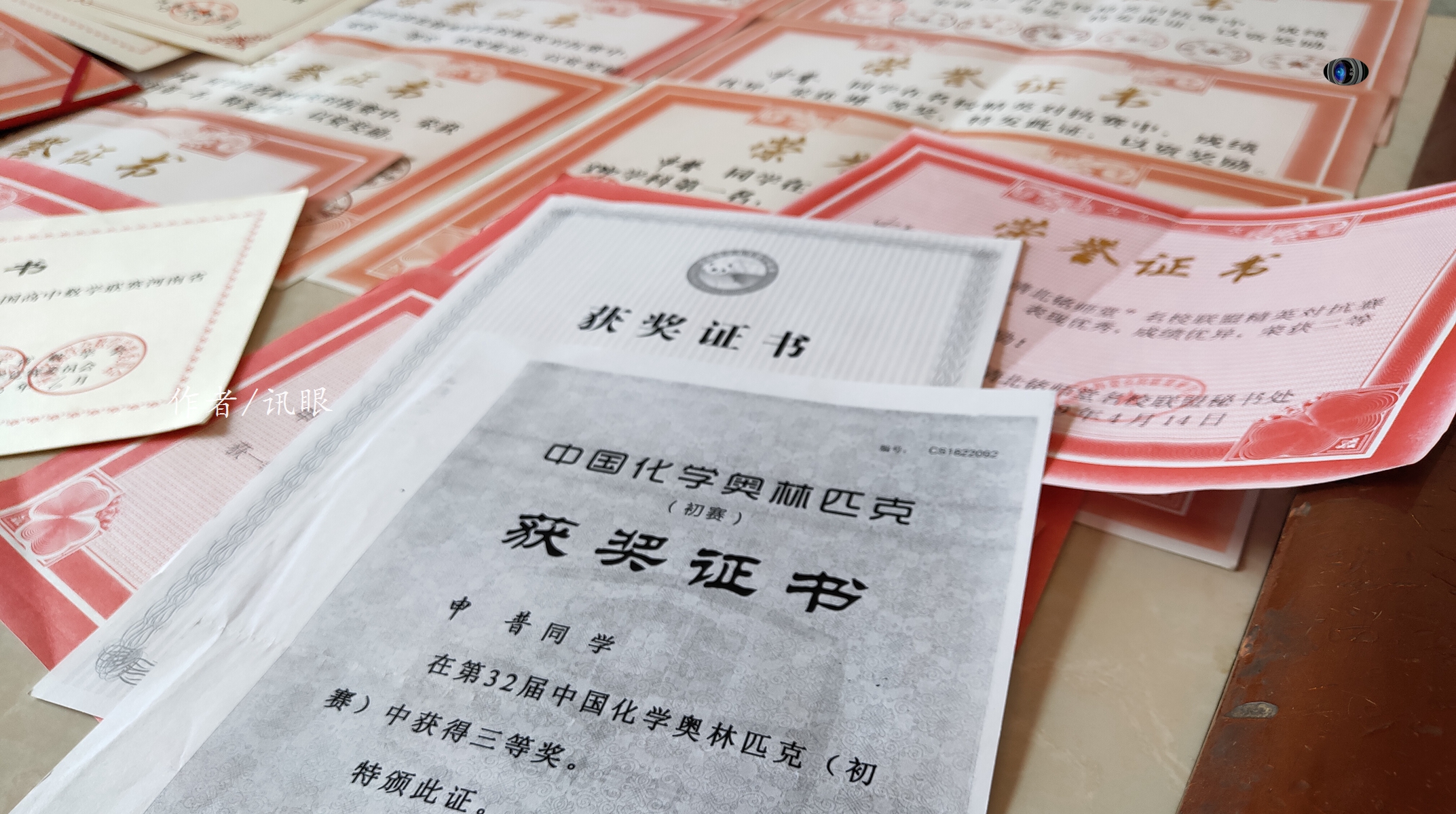不畏艱難也要學習！清寒學生家裡沒網路「天天到頂樓借WiFi上課」 　無畏冷風苦讀「成果出爐改變命運」